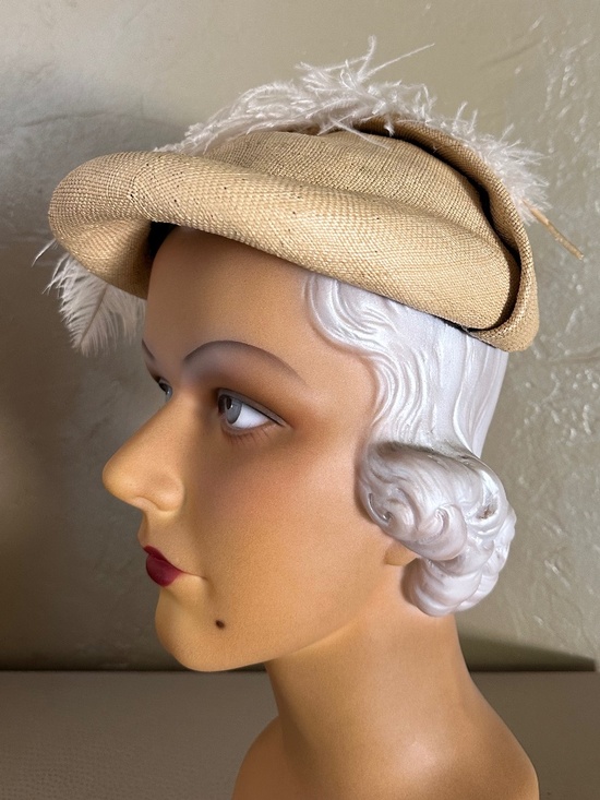 JAUNTY DESIGNER 1940\'s NATURAL STRAW HAT + WHITE OSTRICH FEATHER main image 11